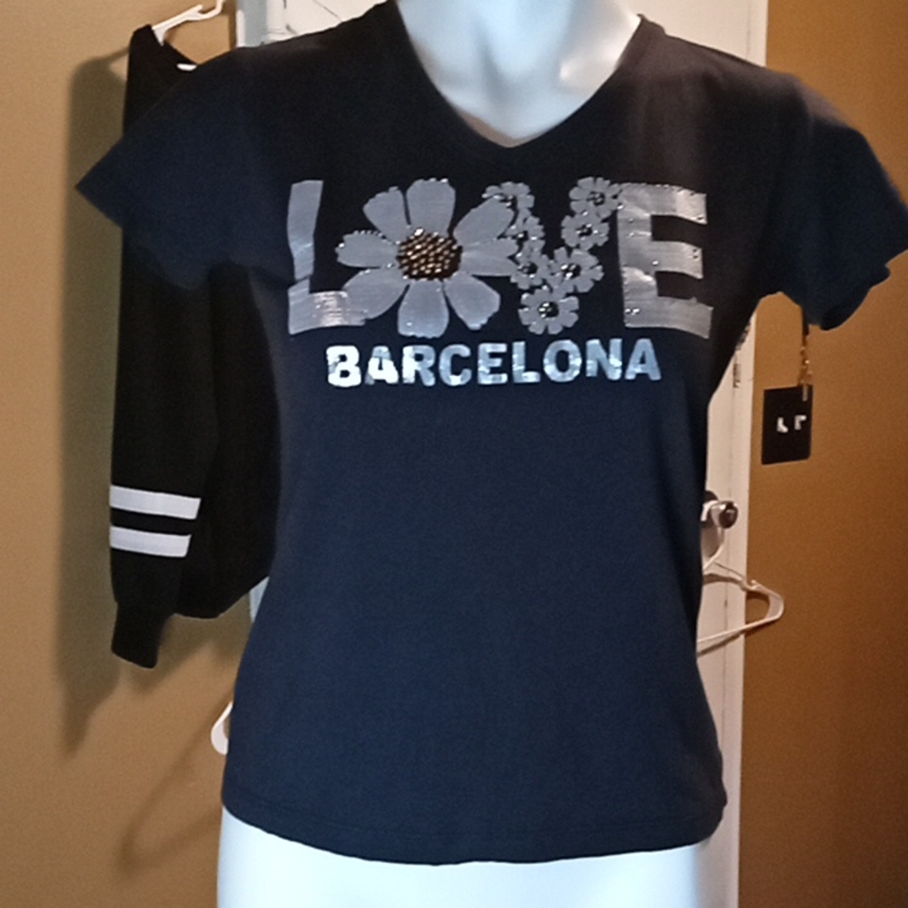 Black v-neck tshirt